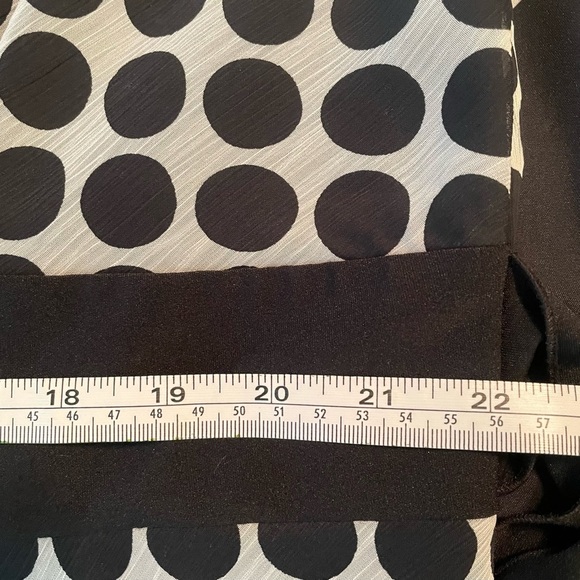 New York City Design Co. EUC size 22/24W white with black dots. V-neck & has tie - Picture 8 of 11
